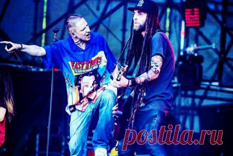 Green Gray запретили выступать на Дне независимости Украины из-за русских песен. Рок-группе Green Gray запретили выступать на Дне независимости Украины из-за песен на русском языке. Гитарист коллектива Андрей Яценко рассказал, что в мае музыканты получили приглашение на большой праздничный концерт, однако позднее им сообщили, что там будут лишь украиноязычные артисты.