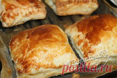 Пирожки из слоеного теста с мясом в духовке: пошаговый рецепт с фото Пирожки из слоеного теста с мясом в духовке разлетаются вмиг. Пошаговый рецепт с фото покажет, как испечь пирожки из готового теста.