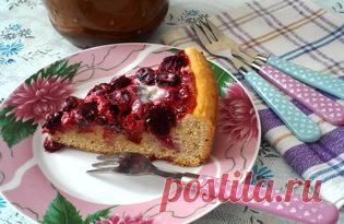 Песочный пирог с черной смородиной и сгущенным молоком