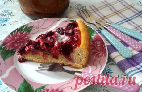 Песочный пирог с черной смородиной и сгущенным молоком