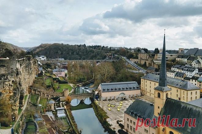 Захарова: на вокзале Люксембурга висело фото «азовца» с нацистским шевроном. По мнению представителя МИД РФ, европейцы должны знать в лицо, на кого политики тратят их налоги.