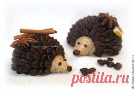 Ароматные ежики из кофейных зерен. Мастер-класс автор: Дизайн-Студия Зебрано
Виды творчества: Декорирование &gt; ДекорированиеTворим с детьмиСложность: средняяВремя работы: 2 часа
 
Материалы:
 
Пластмассовый шарик из сухого детского бассейна …