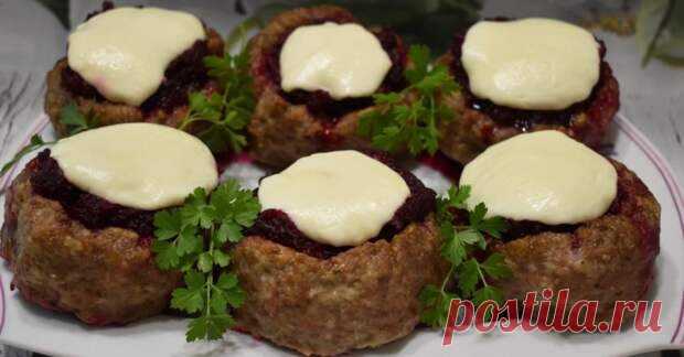 Стожки со свеклой в духовке - Будет вкусно - 19 ноября - 43139382798 - Медиаплатформа МирТесен Стожки — это котлеты с начинкой в виде горки. Чаще всего мясные гнезда начиняют сыром, картофелем или капустой. Мой вариант более необычный. Я использую свеклу. Во-первых, выглядит блюдо очень аппетитно. Во-вторых, стожки в духовке не пересыхают. Благодаря овощу, котлеты сохраняют свою сочность. - 19 ноября - 43139382798 - Медиаплатформа МирТесен
