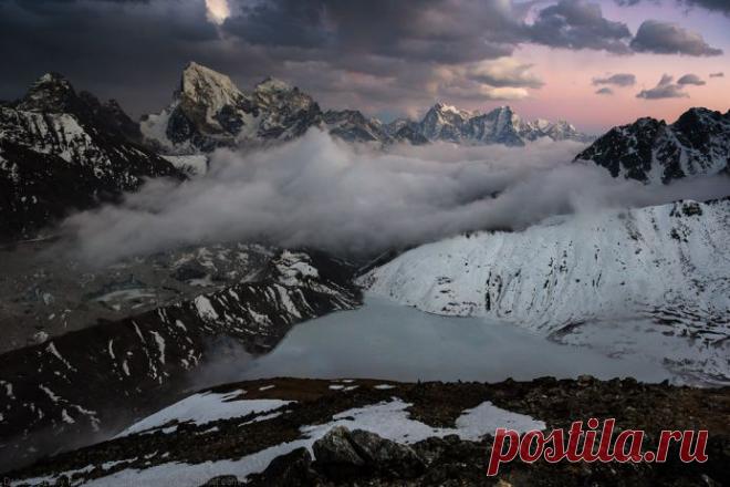 ФОТО: Гималаи, Непал.<br> «Снимок сделан после заката с вершины пика Гокио-Ри (5357 метров). Облака медленно спускаются вниз, закрывая ледник Нгозумпа, который тянется со склонов вершины Чо-Ойю (8201 метр) и считается одним из длиннейших в мире» - научно-популярный журнал GEO/фото Ивана Дементиевского/