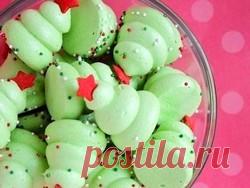 Ёлочки-безе: вкусное украшение новогоднего стола При помощи этих маленьких приятных елочек-безе вы сможете без особых усилий создать новогоднюю атмосферу Порадовать гостей и родных на Новый год - вот мечта любой хозяйки. А если красивое, оригинальное и вкусное угощение можно сделать заранее - что может быть удобнее?Новогодние елочки-безе...