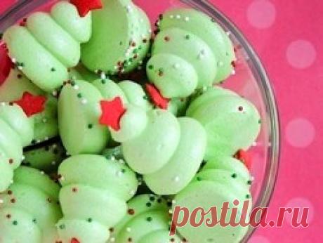 Ёлочки-безе: вкусное украшение новогоднего стола При помощи этих маленьких приятных елочек-безе вы сможете без особых усилий создать новогоднюю атмосферу Порадовать гостей и родных на Новый год - вот мечта любой хозяйки. А если красивое, оригинальное и вкусное угощение можно сделать заранее - что может быть удобнее?Новогодние елочки-безе...