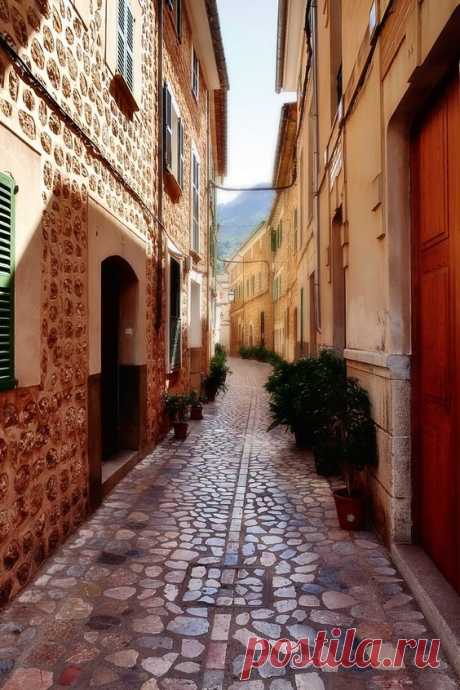 Street in Sóller, Majorca, Spain 
от Constabler   |   Pinterest • Всемирный каталог идей