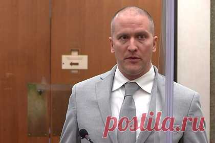 Убивший Флойда экс-полицейский отказался признать вину в удушении подростка. Бывший американский полицейский Дерек Шовин, убивший в 2020 афроамериканца Джорджа Флойда, отказался признать вину за схожий метод задержания 14-летнего темнокожего подростка в тремя годами ранее. Его обвиняют в том, что он жестоко обращался с подростком, который уже был в наручниках и не оказывал сопротивления.