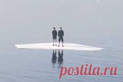 Дрейфующие на льдине российские школьники попали на видео. В Пермской области два школьника оторвались на льдине и доплыли до середины Камы. Дрейфующие подростки попали на видео. Инцидент произошел днем 2 апреля. Школьников заметили местные жители и обратились в городскую службу спасения. Как сообщили в пресс-службе МЧС по Пермскому краю, помощь спасателей не понадобилась.