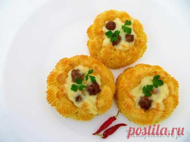 Картофельные гнезда с начинкой Обычная картошка и фарш, превращаются в изумительное блюдо! Отличный обед или ужин, впрочем украсит и праздничный стол! Воздушные картофельные гнезда с умопомрачительной начинкой! Готовьте, пробуйте, ...