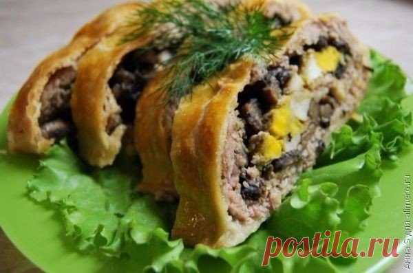 Мясной рулет с грибами в слоеном тесте