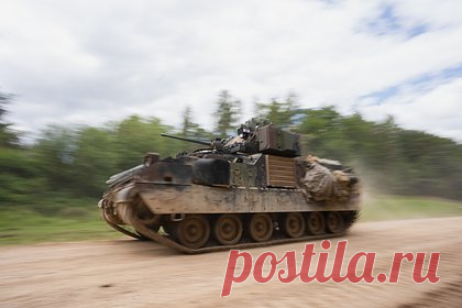В США объяснили необходимость замены Bradley. Армия США планирует заменить боевые машины пехоты (БМП) Bradley новой машиной XM30 из-за растущих возможностей бронетехники конкурентов США, пишет The National Interest. Перспективная БМП превзойдет Bradley по маневренности, огневой мощи и живучести. XM30 получит пушку калибра 50 миллиметров.