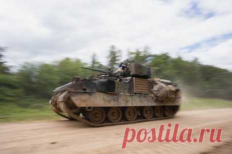 В США объяснили необходимость замены Bradley. Армия США планирует заменить боевые машины пехоты (БМП) Bradley новой машиной XM30 из-за растущих возможностей бронетехники конкурентов США, пишет The National Interest. Перспективная БМП превзойдет Bradley по маневренности, огневой мощи и живучести. XM30 получит пушку калибра 50 миллиметров.