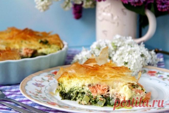 Шикарный праздничный пирог с семгой со шпинатом в хрустящем тесте фило Вы сами будете приятно удивлены нежным вкусом и шикарным видом такого пирога