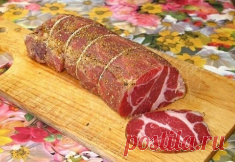 Любимая полендвица

Покупаем хорошее мясо — в магазинах оно называется «вырезкой» или мясом «для отбивных» (я люблю, чтобы там был всего лишь миллиметровый слой сала по краешку, но моя коллега использует и шею, потому что любит сальные прожилки).

Кстати, это будет чуть ли не вдвое дешевле, чем покупать полендвицу готовую — а уж разница во вкусе!

Итак, покупаем. В тот же день начинаем многодневный процесс готовки.

Кипятим три литра воды. В кипяток всыпаем пол-литра крупн...