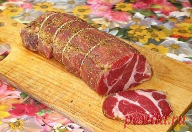 Любимая полендвица

Покупаем хорошее мясо — в магазинах оно называется «вырезкой» или мясом «для отбивных» (я люблю, чтобы там был всего лишь миллиметровый слой сала по краешку, но моя коллега использует и шею, потому что любит сальные прожилки).

Кстати, это будет чуть ли не вдвое дешевле, чем покупать полендвицу готовую — а уж разница во вкусе!

Итак, покупаем. В тот же день начинаем многодневный процесс готовки.

Кипятим три литра воды. В кипяток всыпаем пол-литра крупн...