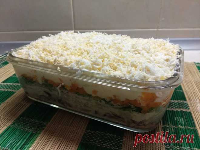 Слоеный салат из печени трески под шубой из овощей - рецепт с фото пошагово