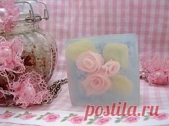 Мыло в стиле Шебби шик Нам понадобиться: Белая мыльная основа - 75 г Прозрачная основа - 80 гр Глицерин - 1/2 ч.л. Масло авокадо - 1/2 ч.л. Пигментные пасты красного цвета, цвета аквамарин и цвета лайм Глитер белый…