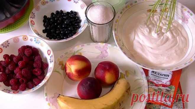 Сметанное желе с фруктами и ягодами.