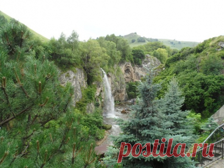 #Медовые водопады в Кисловодске "Цикл - #История_Кавказа " 
-------------------------------------— 
Величественная, мощная, шумящая низвергающаяся стихия — завораживающее зрелище. 

#Водопады всегда привлекали путешественников. Окрестности Кисловодска — курортного городка Карачаево-Черкесского региона, манят туристов великолепием своих пейзажей — цветущими лугами, грозными горами, и, конечно, восхитительными Медовыми водопадами. 

Легенда 
#Медовыми_водопады, находящиеся в...