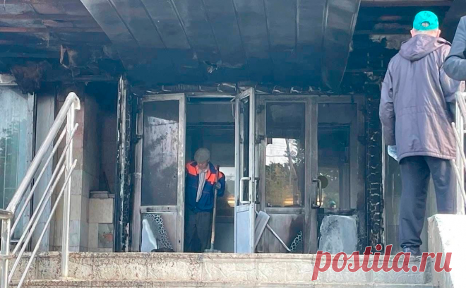 В Тольятти неизвестный поджег дверь администрации. Неизвестный поджег дверь и крыльцо администрации Тольятти, возгорание быстро потушили, огонь тушили семь экипажей МЧС. Baza пишет об обнаруженном месте инцидента с «коктейлем Молотова»