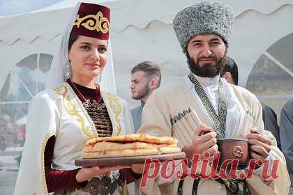 Во Владикавказе состоялось празднование Дня города и республики. Празднование Дня города и республики состоялось во Владикавказе. Так, отмечается, что в шести локациях города развернулись народные гулянья. На набережной реки Терек на улице К. Кесаева прошел ежегодный фестиваль осетинских пирогов, там же представлена сельскохозяйственная выставка.