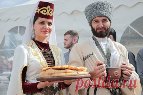 Во Владикавказе состоялось празднование Дня города и республики. Празднование Дня города и республики состоялось во Владикавказе. Так, отмечается, что в шести локациях города развернулись народные гулянья. На набережной реки Терек на улице К. Кесаева прошел ежегодный фестиваль осетинских пирогов, там же представлена сельскохозяйственная выставка.