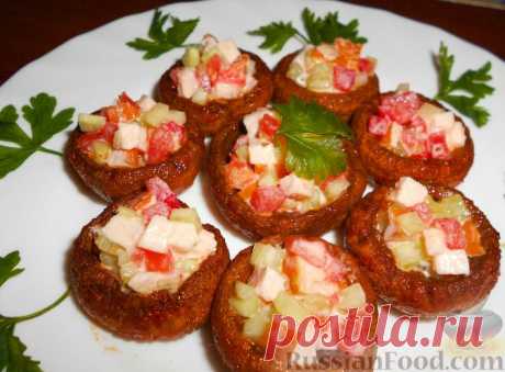 Рецепт: Шампиньоны, фаршированные салатом с копченой курицей на RussianFood.com