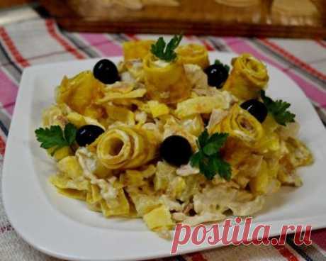 Вкусный салат с яичными блинчиками