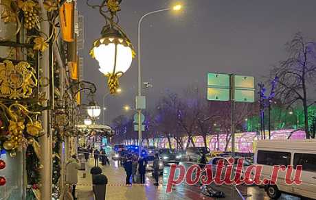 Люди несут цветы к месту гибели главреда издания &quot;Спутник и погром&quot; Егора Просвирнина. Оцепление места происшествия снято