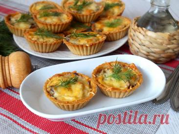 Грибной жульен в тарталетках Грибной жульен в тарталетках - это аппетитная горячая закуска, которая порадует ваших близких. Грибы обжариваются с луком и сметаной, а затем выкладываются в тарталетки и посыпаются сыром. Блюдо готовится быстро и просто, а тарталетки заменяют кокотницы, что делает его ещё более удобным.