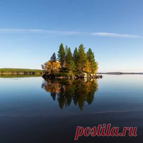 Осенний островок. Автор фото – Игорь Прозоров, участник фотоконкурса «Королевство Карелия» ➡ bit.ly/korolevstvo-kareliya
