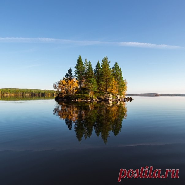 Осенний островок. Автор фото – Игорь Прозоров, участник фотоконкурса «Королевство Карелия» ➡ bit.ly/korolevstvo-kareliya