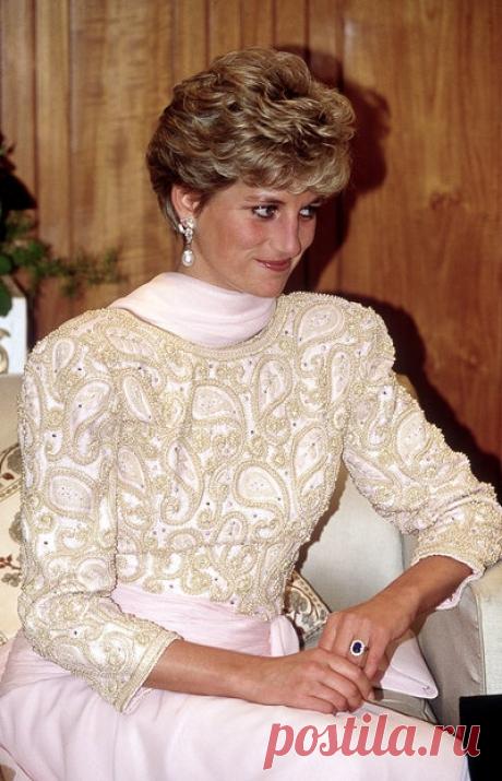 A Close Look at the British Royal Family’s Engagement Rings | Vogue