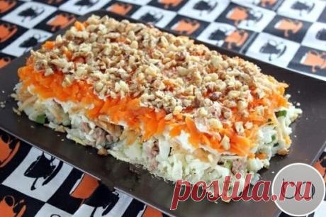 Салат с печенью трески. Вкусно 
Ингредиенты:
Печень трески ­ 1 банка 250 г
Картофель ­ 3 шт.
Яйца ­ 3 шт.
Морковь ­ 1­2 шт.
Сыр плавленый ­ 100 г
Яблоко ­ 1 шт.
Лук зеленый ­ 1 пучок
Грецкие орехи ­ 30 г
Лимонный сок ­ по вкусу
Майонез ­ до 100 мл
Картофель, морковь и яйца нужно заранее сварить и охладить. Яблоко желательно кислое или кислосладкое, чтобы оно не потемнело и для более яркого вкуса сбрызните его лимонным соком.
Слишком мягкие сорта плавленого сыра рекомендуется подморо
