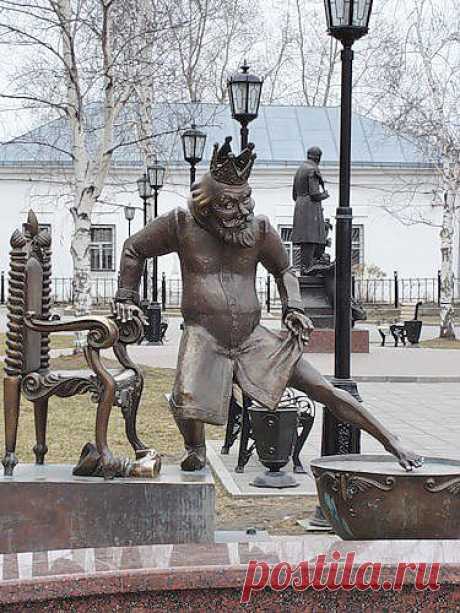 Тобольск знатен забавным памятником царю из Конька-Горбунка.

памятник по мотивам русских сказок