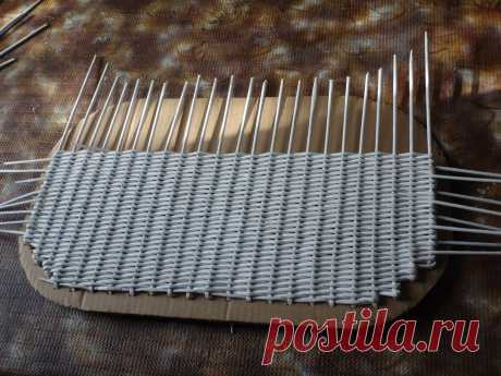 Сами стойки вставлены в отверстия в картоне и за счет этого хорошо фиксируются. Сам картон удобно класть на колени -один край -другой край на стол. Особенно это важно при больших размерах плетения. Здесь плела донышко 50 см на 33см. , со скругленными углами. сам картон вырезан в размер дна, кот мне нужно. Когда сплела ситец, 
то потом по краю проплела несколько рядов веревочки и получила уже размер нужного мне донышка. ( это была люлечка)