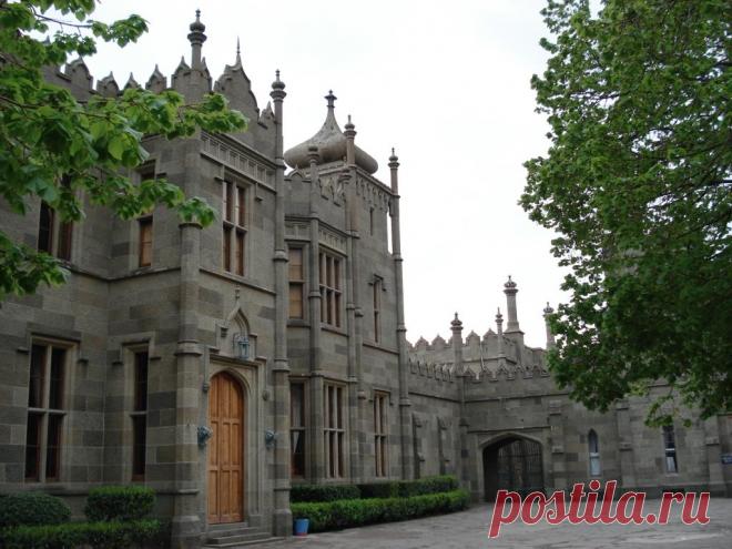 НЕВОЗМОЖНЫЙ ВОРОНЦОВСКИЙ ДВОРЕЦ | Чёрт побери Как вы знаете, Воронцовский дворец в Алупке выстроен из особо твердого камня долерита. Долерит — это современное название. Раньше назывался диабаз. Тверже него только топаз, корунд и алмаз.   Для мелкозернистого долерита характерны высокая твёрдость (6—7 ед. по шкале Мооса, микротвёрдость 7—10 ГПа) и прочность на сжатие (предел прочности 400—500 МПа)Все познается в сравнении. «6-7 единиц по шкале твердости Мооса», значит, что т...