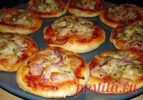Маленькая пицца
Очень простой и вкусный рецепт пиццы.Начинку можно сделать на своё усмотрение.
Ингредиенты:
Мука пшеничная 1.5 стакана
Молоко 150 мл
Дрожжи сухие 1.5 ч.л
Масло растительное 3 ст. л
Ветчина 250 гр
Шампиньоны 150 гр
Перец болгарский 1 шт
Лук салатный 0.5 шт
Сыр 250 гр
Томатный соус 5 ст. л.
Прованские травы 0.5 ч.л
Чеснок 1 зубок
Соль, перец 0.25 ч.л
Сахар 1 щепотка.
Приготовление:
1. Приблизительно количество маленьких пицц 10 шт.
2. В теплом молоке растворить дрожжи. Оставит