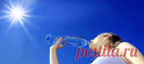 Чем взрослее становится человечество, тем оно сильнее начинает ценить то, что, действительно, имеет ценность. Например, чистую питьевую воду. Запасы этого важнейшего для всего живого вещества ограничены и расходовать их стоит весьма осмотрительно. Ухудшение экологической ситуации, негативные изменения климата делают свое дело – водные ресурсы истощаются. В части регионов планеты имеют место быть реальные проблемы, когда людям приходится испытывать дефицит питьевой воды. Фото kenhthoitiet.vn В…