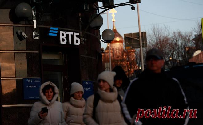 ВТБ оценил сроки возврата к выплатам по «вечным» облигациям. ВТБ рассмотрит возобновление купонных выплат по субордам в конце 2023 года, сказал зампред банка Дмитрий Пьянов. Многое будет зависеть от ситуации с капиталом и возможностей группы отыскать «дружественных» держателей бумаг