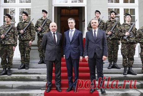 Россия пригрозила Швейцарии ухудшением отношений из-за сближения с НАТО. Посол России в Швейцарии Сергей Гармонин напомнил, что Москва никогда не угрожала Берну — наоборот, Россия всегда поддерживала становление Швейцарии начиная с XIX века, тем самым обеспечив ее суверенитет и государственность. Однако сближение с НАТО угрожает отношениям между странами.