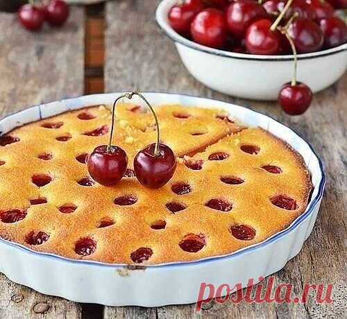 Рецептик к чаю.

Манник с вишней

Ингредиенты:
-Яйцо — 3 шт.
-Крупа манная — 150 г.
-Йогурт — 150 мл. (натуральный)
-Сахар — 150 г.
-Масло сливочное — 100 г.
-Вишня — 500 г.
-Лимон — 1 шт.
-Мука — 2 ст.л.
-Разрыхлитель теста — 1 ч.л.

Приготовление: 
1. Взбить яйца с 100 грамм сахара до бела. Добавить растопленное сливочное масло, натуральный йогурт, манку, разрыхлитель и муку. С лимона снять цедру и тоже добавить в тесто. Взбить миксером в однородную массу консистенцией к...