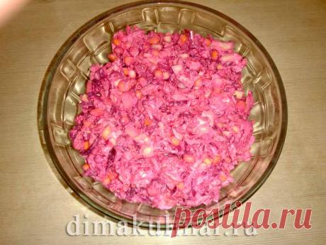 Салат свекла, морковь, капуста, курица и лук