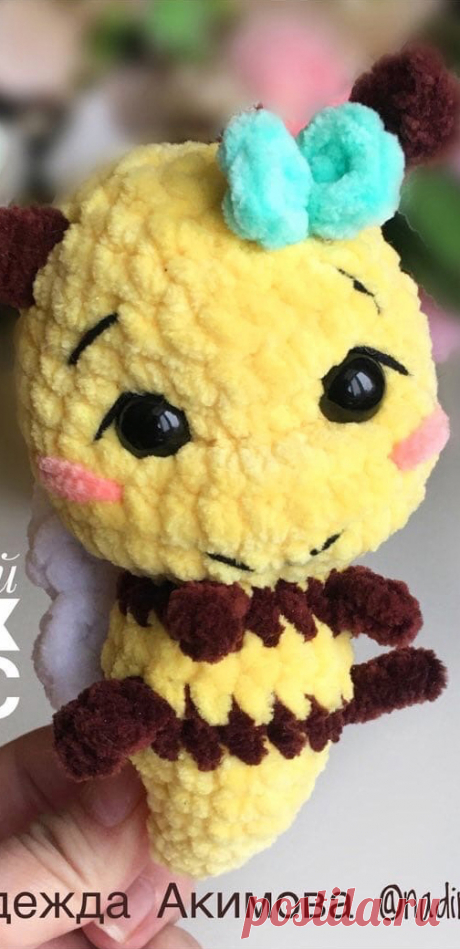 PDF Брелок пчёлка крючком. FREE crochet pattern; Аmigurumi toy patterns. Амигуруми схемы и описания на русском. Вязаные игрушки и поделки своими руками #amimore - плюшевая пчела, маленькая пчелка из плюшевой пряжи, пчелёнок.