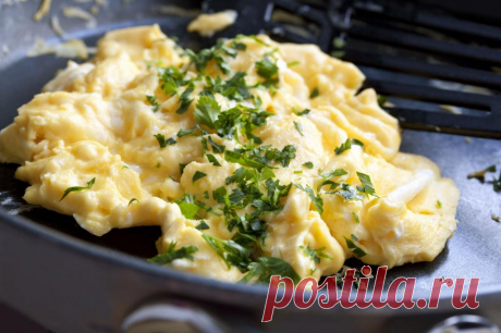 Свекровь пожарила яичницу-болтунью, признаться честно, вкуснее которой я не ела: она рассказала о своем секретном ингредиенте