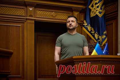 Зеленский рассмотрит петицию о сохранении украинского дубляжа в кинотеатрах. Президент Украины Владимир Зеленский рассмотрит одну из петиций против законопроекта о статусе английского языка в стране, которая касается сохранения украинского дубляжа в кинотеатрах. Обращение, опубликованное на сайте офиса главы государства, набрало достаточные для рассмотрения 25 тысяч подписей.