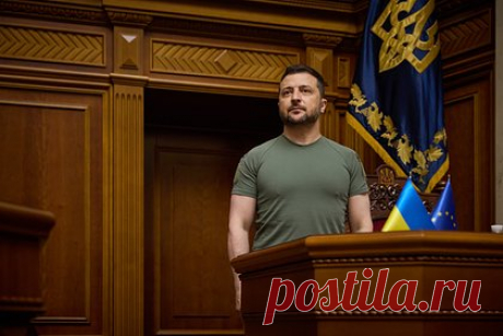 Зеленский рассмотрит петицию о сохранении украинского дубляжа в кинотеатрах. Президент Украины Владимир Зеленский рассмотрит одну из петиций против законопроекта о статусе английского языка в стране, которая касается сохранения украинского дубляжа в кинотеатрах. Обращение, опубликованное на сайте офиса главы государства, набрало достаточные для рассмотрения 25 тысяч подписей.