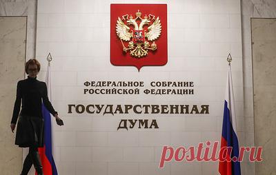 ГД приняла в I чтении законопроект, закрепляющий наличие крестов на гербе РФ. Предлагается дополнить описание герба указанием, что "малые короны, большая корона и держава, являющиеся неотъемлемыми элементами Государственного герба Российской Федерации, увенчаны прямыми равноконечными четырехконечными крестами с расширяющимися концами"