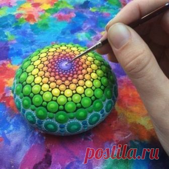 Красивые мандалы на круглых камнях